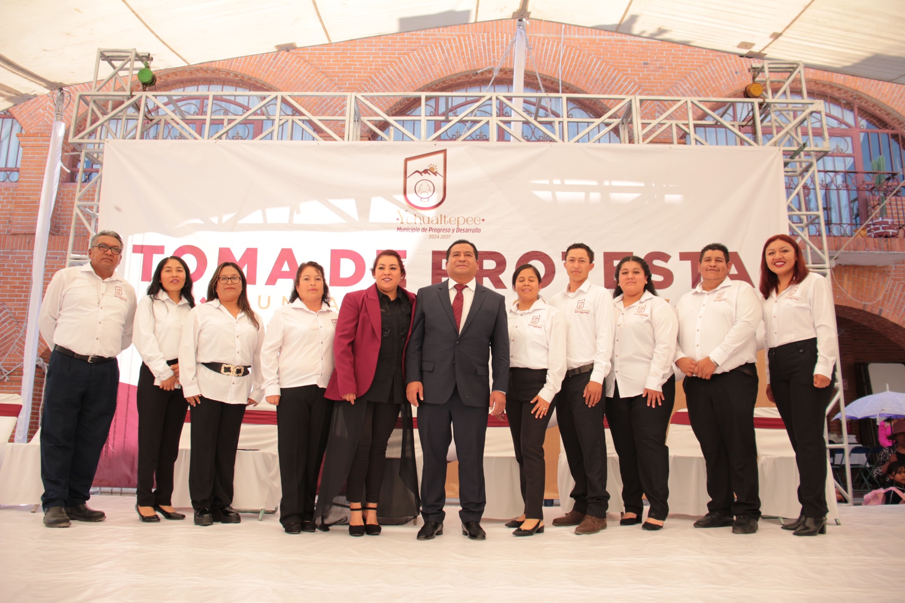 Integrantes del H. Ayuntamiento de Yehualtepec durante un acto público